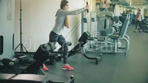 女人正在锻炼举重4K视频的预览图