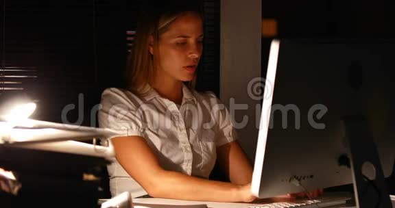 女商人晚上用电脑视频的预览图