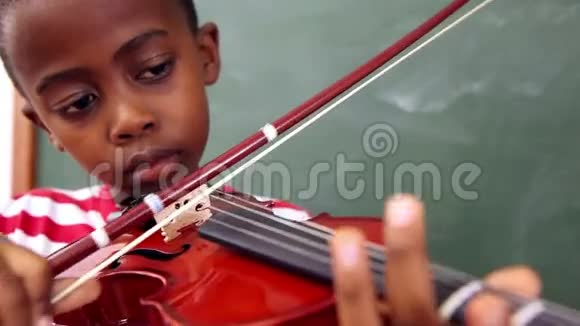 可爱的小学生拉小提琴视频的预览图