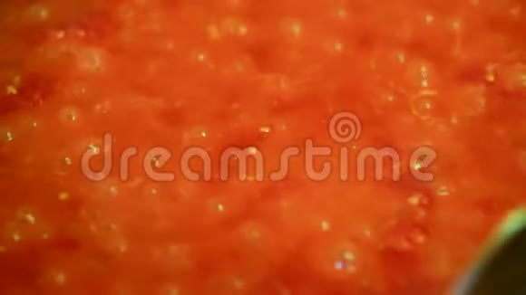 烹制美味的番茄酱视频的预览图