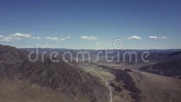 阿尔泰山脉美丽的高原景观俄罗斯西伯利亚四架直升机飞行视频的预览图
