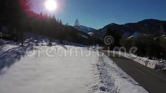 奥地利萨尔茨堡阿尔卑斯山的滑雪谷空中视频的预览图