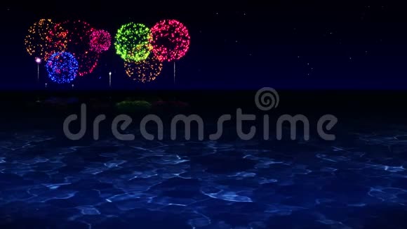 烟火美映湖水五颜六色的烟花照亮了天空烟花节的景色视频的预览图