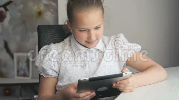 拿着数字平板电脑的小女孩视频的预览图