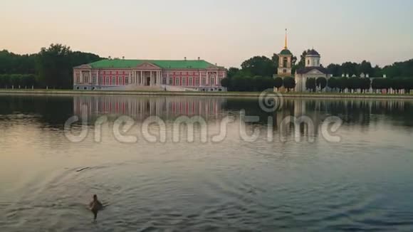在莫斯科Kuskovo博物馆的宫殿和钟楼上可以通过池塘夜景视频的预览图