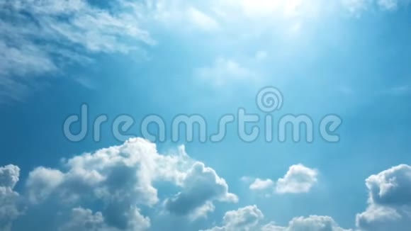 白云在蓝天上的烈日下消失了延时运动云蓝天背景蓝天云云视频的预览图