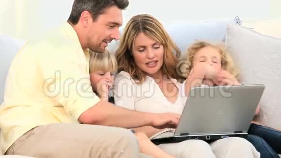 家人在看手提电脑视频的预览图