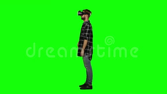戴虚拟现实眼镜的人绿色屏幕视频的预览图