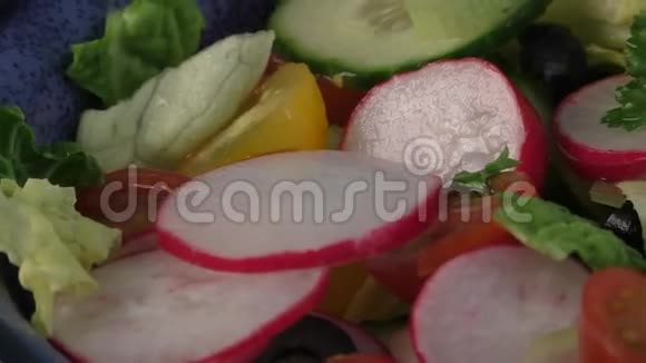新鲜沙拉和蔬菜视频的预览图