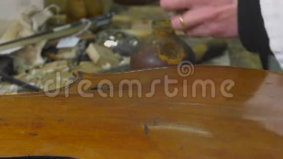 清洗和抛光一个旧的大提琴桌视频的预览图