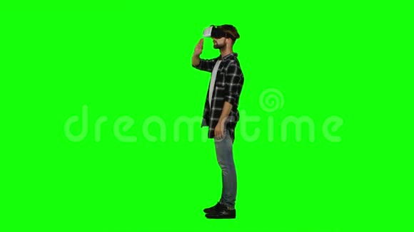 戴虚拟现实护目镜的人绿色屏幕视频的预览图