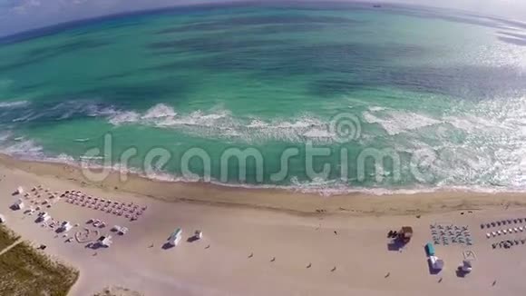 在海滩上空飞行视频的预览图