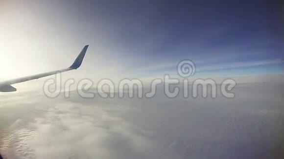 透过喷气飞机的窗户看到云视频的预览图