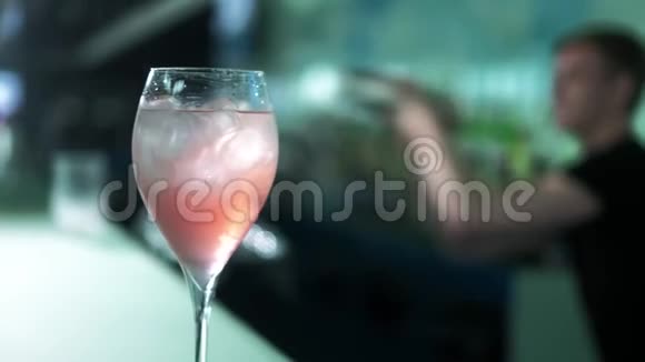 草莓鸡尾酒加冰前背景4k视频的预览图