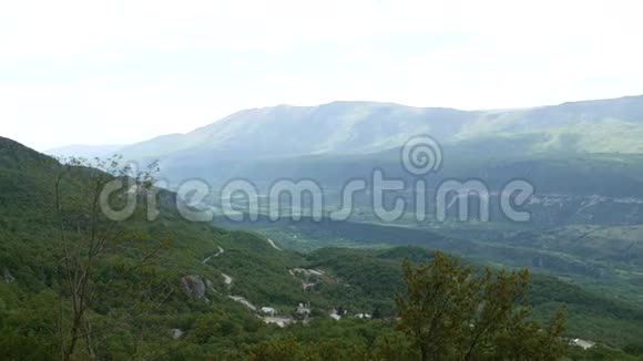 黑山山区的绿谷视频的预览图