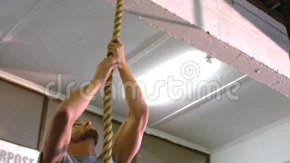 在健身房里安装人攀爬绳视频的预览图