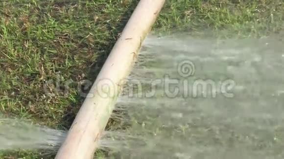 水管上的洞漏水视频的预览图