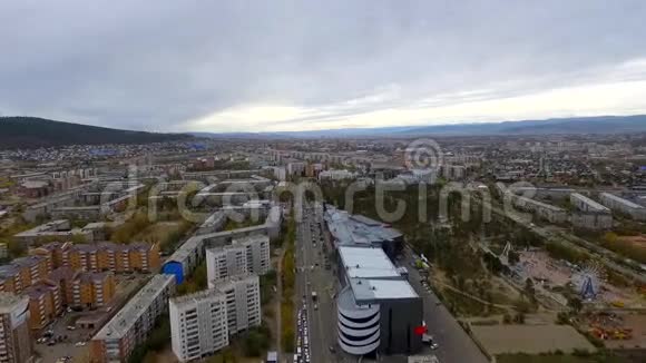 布里亚蒂亚共和国俄罗斯乌兰乌德市街道的鸟瞰图视频的预览图