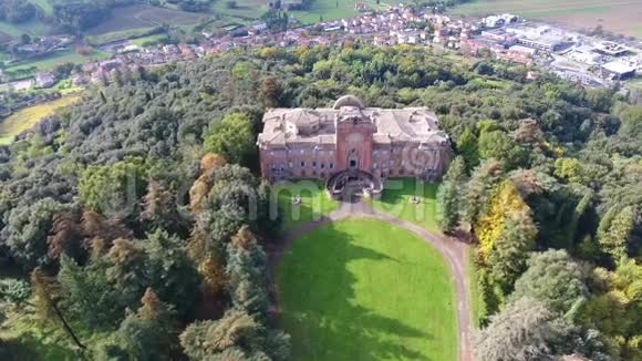 空中射击华丽的意大利三梅扎诺城堡中世纪建筑视频的预览图