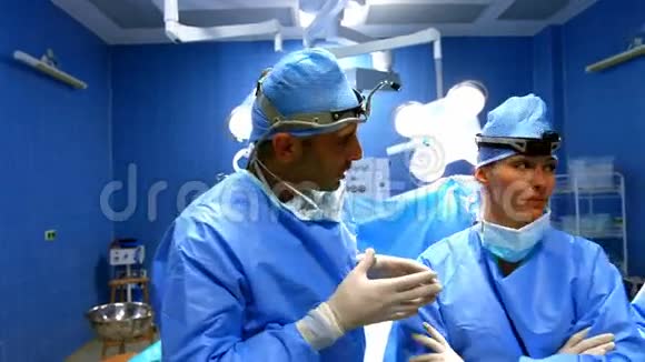 外科医生在手术室互动视频的预览图