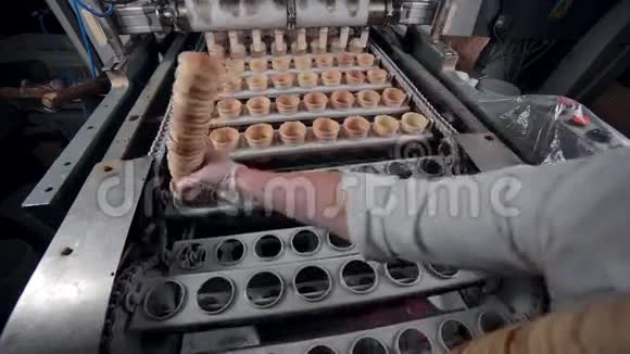 食品厂的现代化设备自动输送机冰淇淋锥生产线视频的预览图