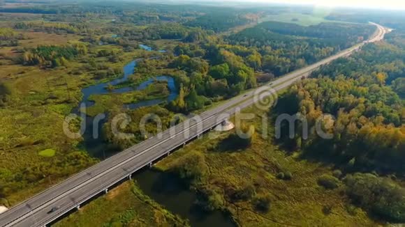 自然高速公路上汽车行驶的空中景观公路道路视频的预览图
