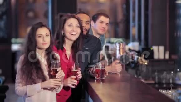 一群女孩和男孩在酒吧欢呼视频的预览图