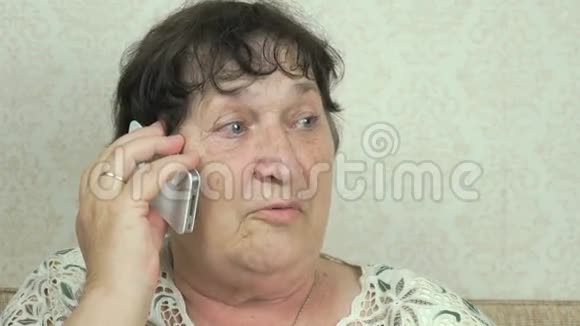 一位在家打电话的老妇人视频的预览图