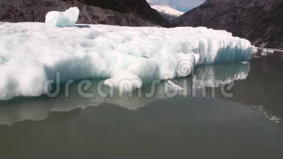 在阿拉斯加的太平洋水上冰浮在山的背景上视频的预览图