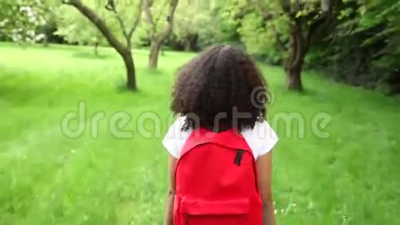 非洲裔美国少女少年女青年背着红色背包徒步旅行视频的预览图
