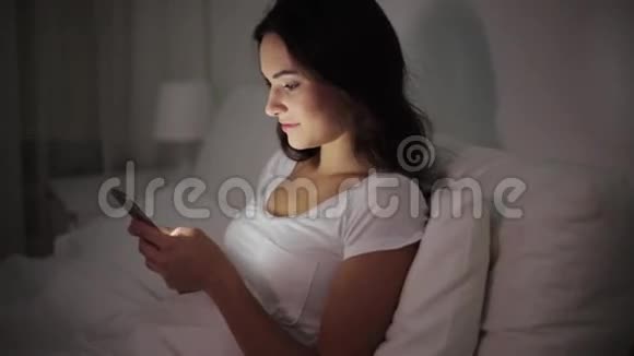 晚上在床上躺着智能手机的视频的预览图