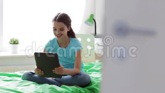 有平板电脑的女孩在家视频聊天视频的预览图