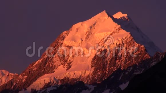 新西兰日落全景的雪山峰和山脊视频的预览图