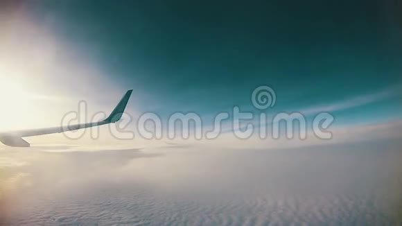 乘飞机旅行通过飞机窗口查看视频的预览图
