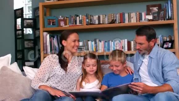一家人一起读书视频的预览图