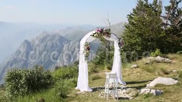 山里的婚礼婚礼拱门的仪式视频的预览图