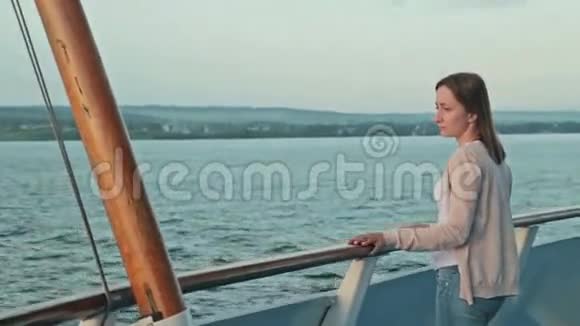 日出游船上的年轻女子视频的预览图