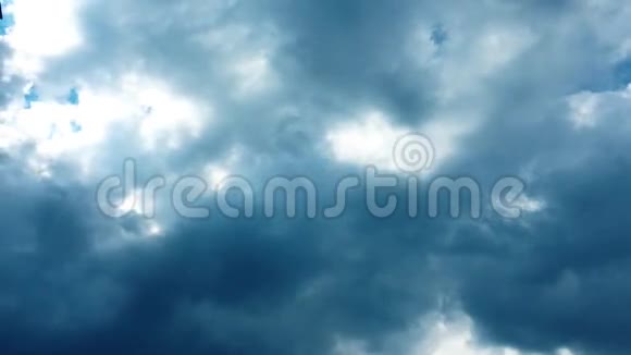 白云在蓝天上的烈日下消失了延时运动云蓝天背景蓝天云视频的预览图