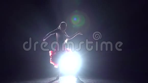 女人跳伦巴舞慢动作视频的预览图
