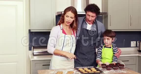 幸福的家庭一起做饭视频的预览图