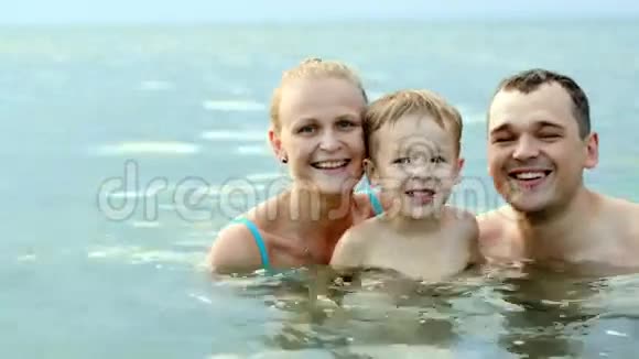 三口之家幸福的大海视频的预览图