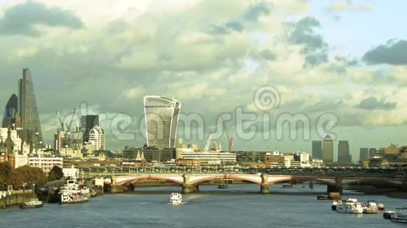 伦敦的橙色日落视频的预览图