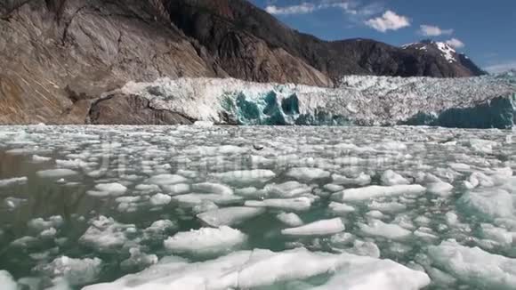 阿拉斯加太平洋水上浮冰的背景视频的预览图