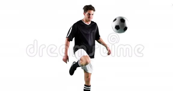 坚定的运动员练习足球视频的预览图