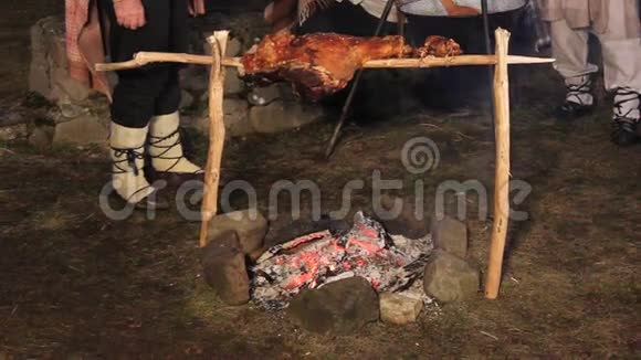 传统烹饪油炸猪肉视频的预览图