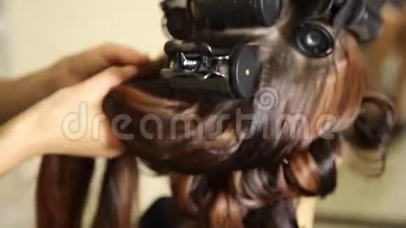 在美容院的时间年轻女子在美容院理发师给漂亮模特做发型视频的预览图