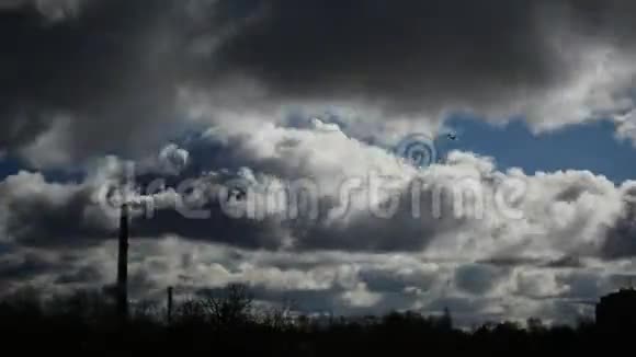 云景时移天空和移动云彩拉脱维亚4K烟幕电厂管道视频的预览图
