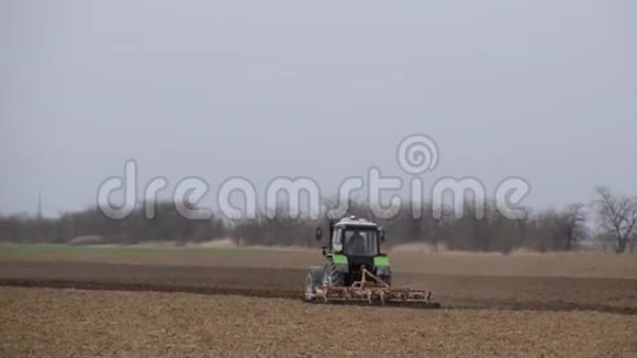 播种前要先在田间上推松土壤拖拉机用犁犁耕田视频的预览图