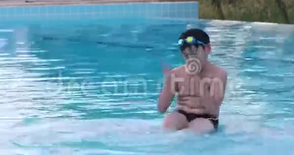 快乐的亚洲男孩在游泳池里玩耍视频的预览图