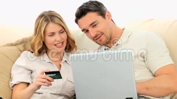 年轻夫妇在网上使用信用卡视频的预览图